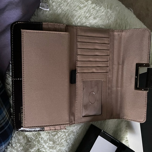 New Liz Claibourne Wallet - Picture 4 of 5